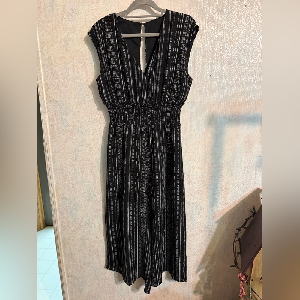 Altar'd State Black and White Key Hole Buttoned Back, Flowy Flare Legged Jump Lg